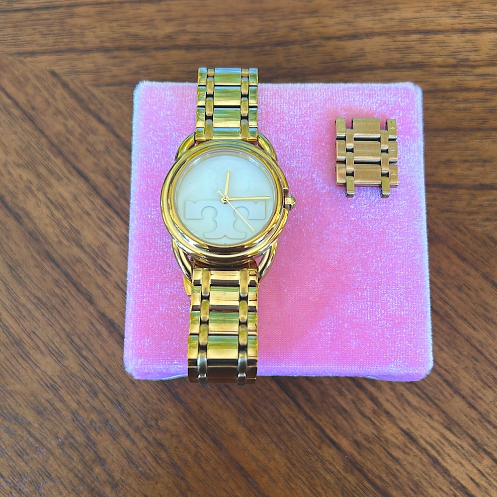 The Miller Bracelet, 32mm x 42mm
TORY BURCH